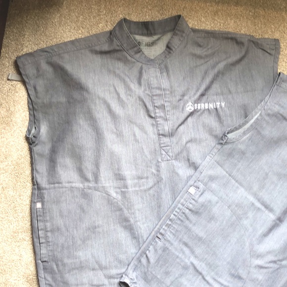 Figs bundle in graphite includes 3 Zamora joggers and 2 Rafaela oversized tops - Picture 3 of 10